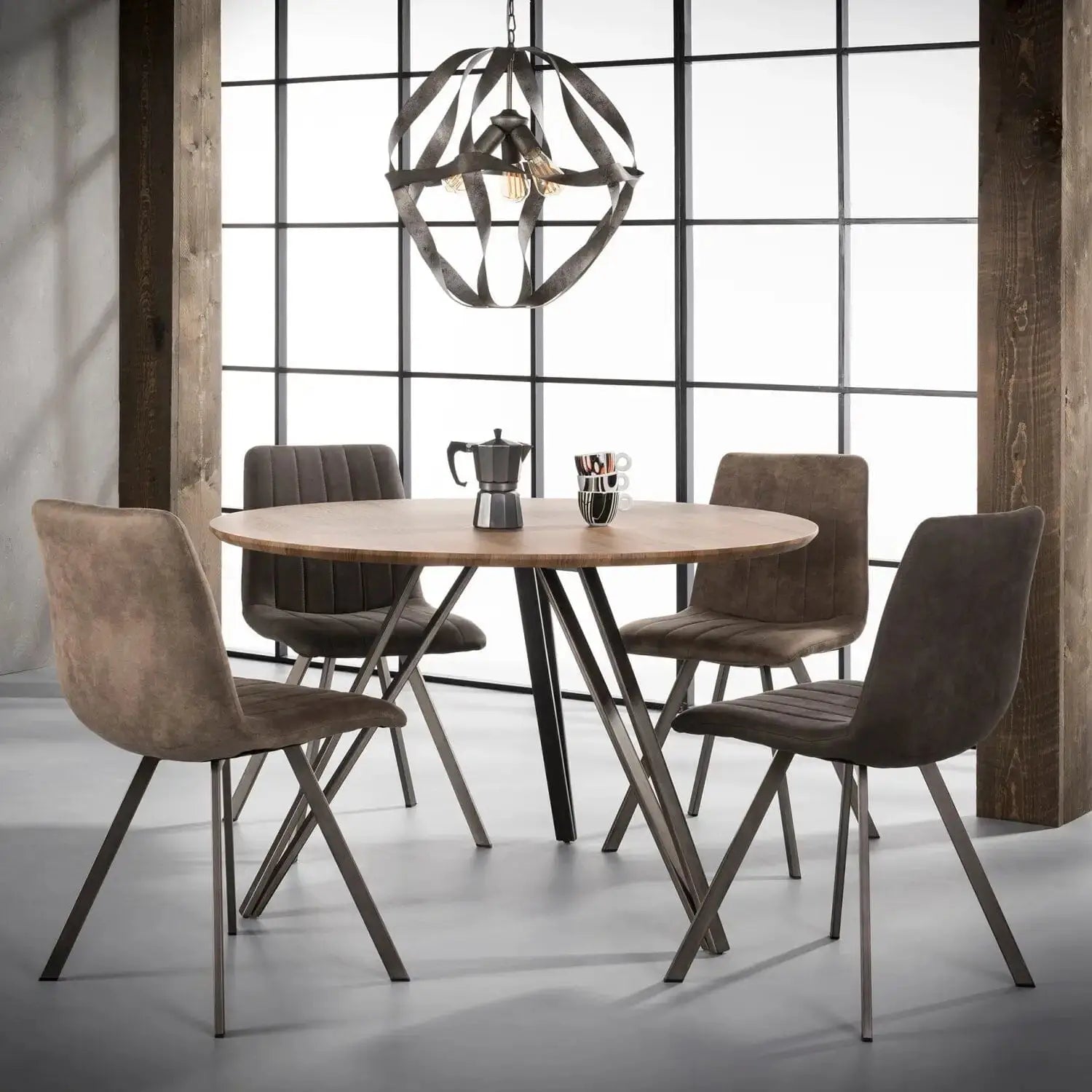 Comment accorder des chaises industrielles avec sa table ?