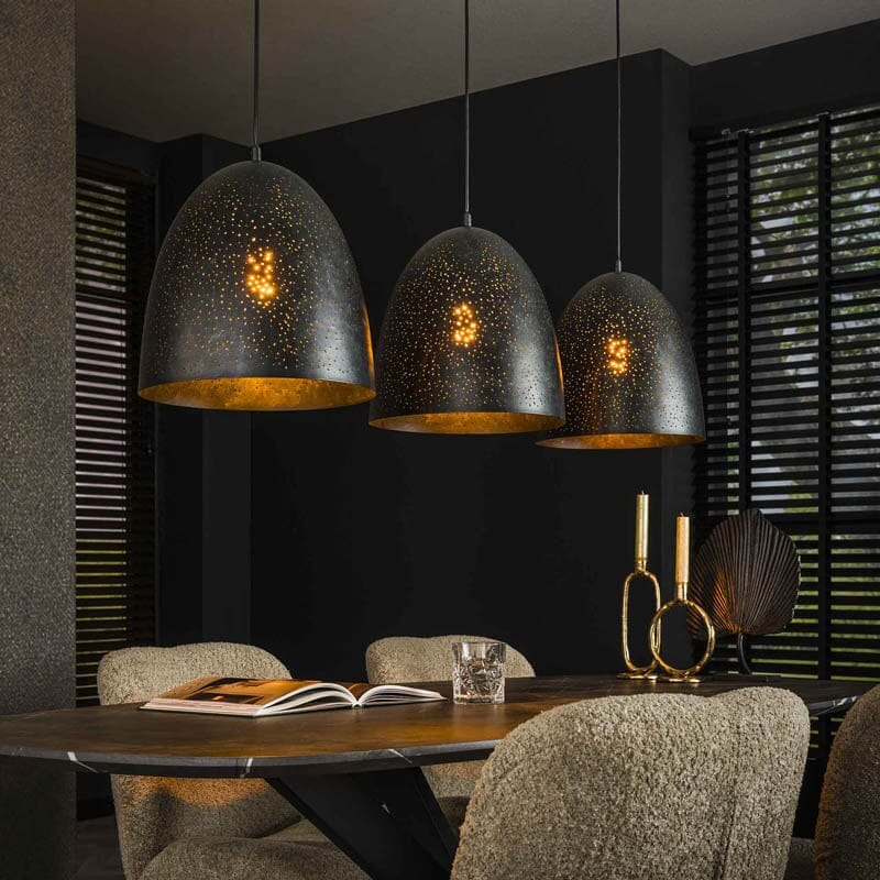 Lustre design doré illuminant élégamment une salle à manger moderne.