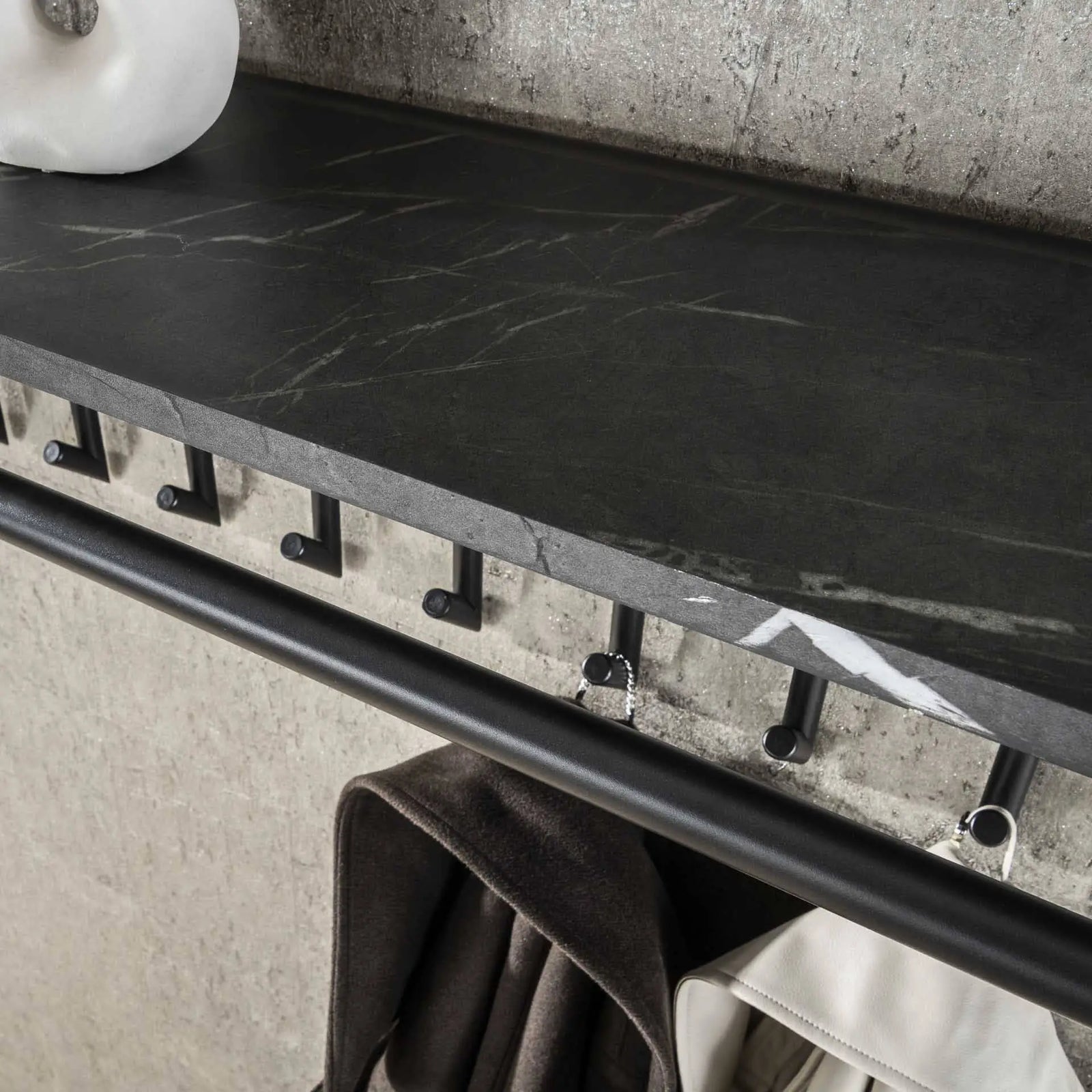 Porte-manteau mural design : idées tendance pour allier style 