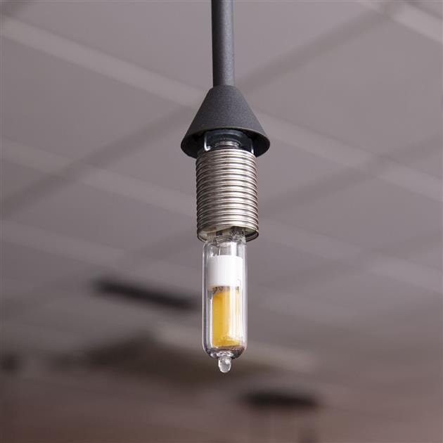 Ampoule LED G9 installée dans un luminaire moderne.
