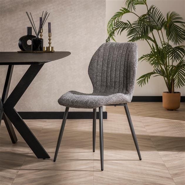 Chaise boucle en gris dans une salle à manger moderne.