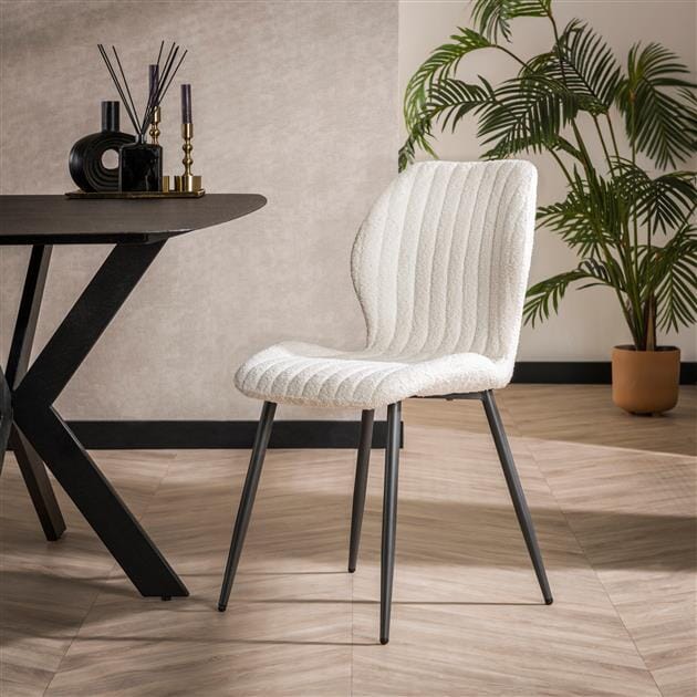 Chaise boucle en sable, apportant une touche chaleureuse à la décoration.