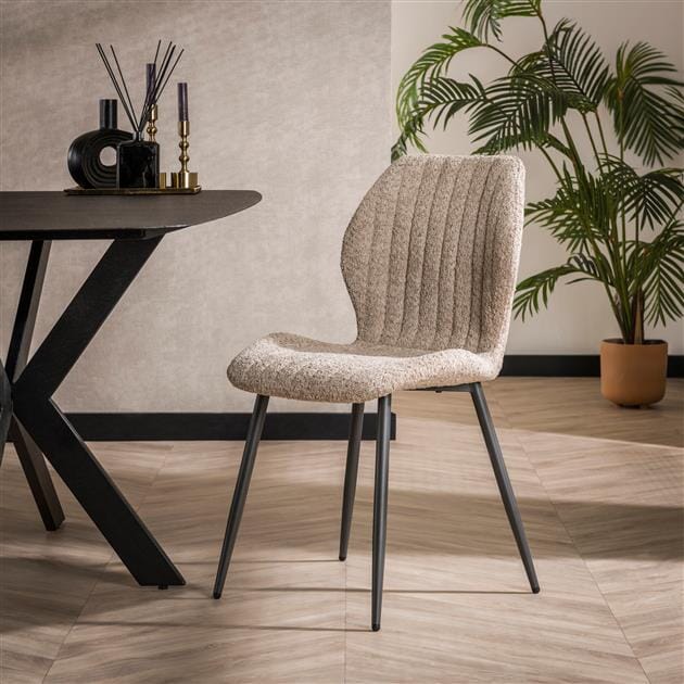 Chaise boucle vue de côté, mettant en valeur son design moderne et ses lignes épurées.