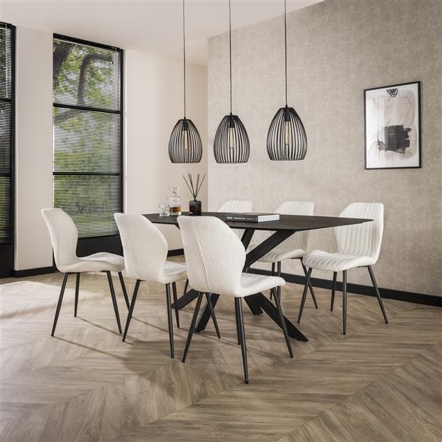 Ensemble de chaises boucle dans une salle à manger élégante.