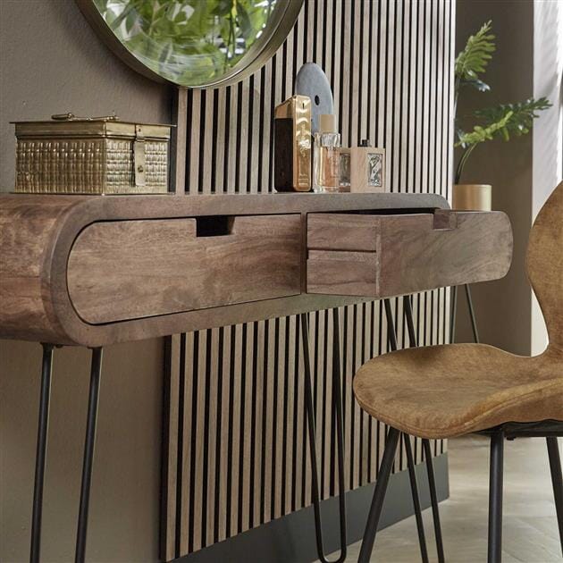 Coiffeuse industrielle stylisée avec accessoires de beauté et miroir.