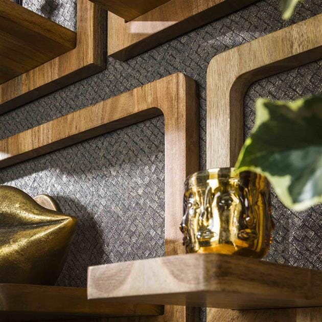 Ensemble de cinq étagères murales en bois massif montées au mur.