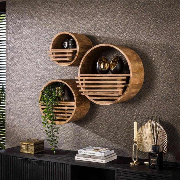 Étagère murale design fixée au mur dans un salon moderne.
