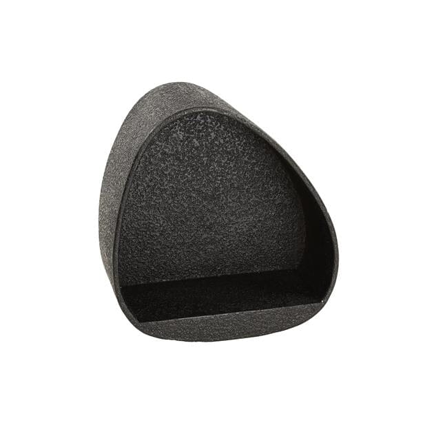 Détail de la finition en métal liquide de l&#39;étagère triangle.