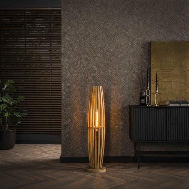 Lampadaire Bois Design en bois de manguier illuminant un salon moderne.