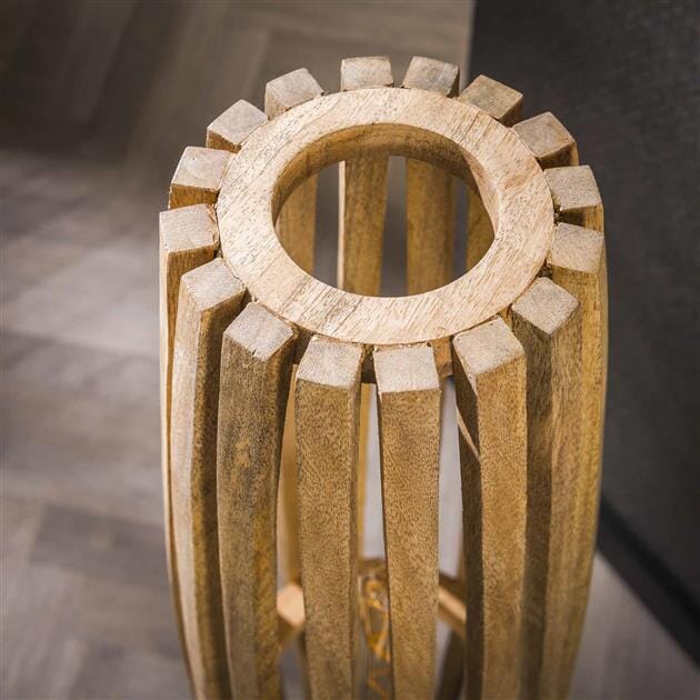 Gros plan sur les barres en bois du lampadaire design créant un jeu d&#39;ombres et de lumières.