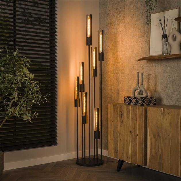 Diffusion lumineuse douce à travers les tubes du lampadaire industriel.