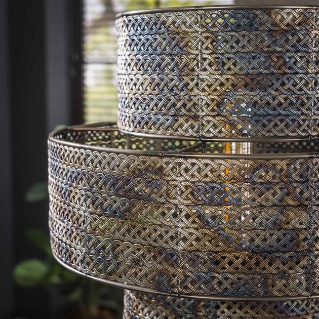 Finition brûlée unique et artisanale sur le lampadaire industriel.