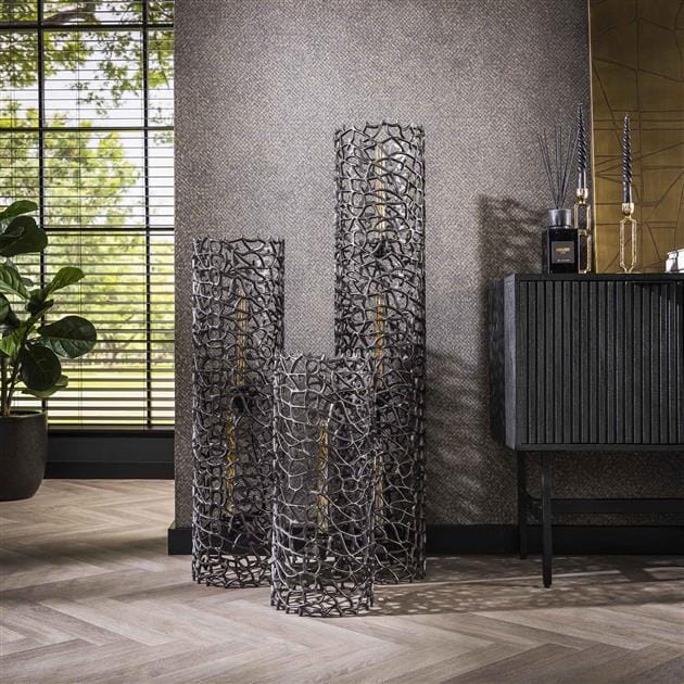 Trois tailles de lampadaire style industriel oriental dans un salon moderne.