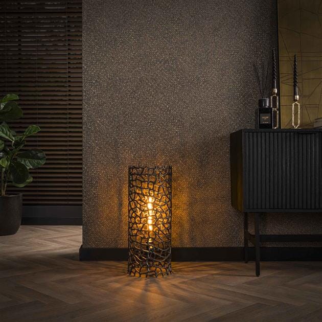 Ambiance tamisée créée par un lampadaire industriel orienté avec une source LED.