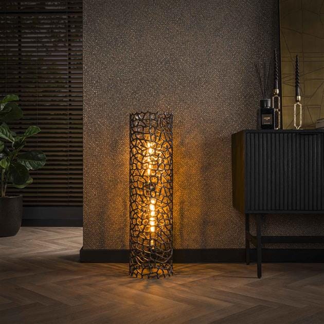 Ambiance tamisée créée par un lampadaire industriel orienté avec une source LED 92cm.