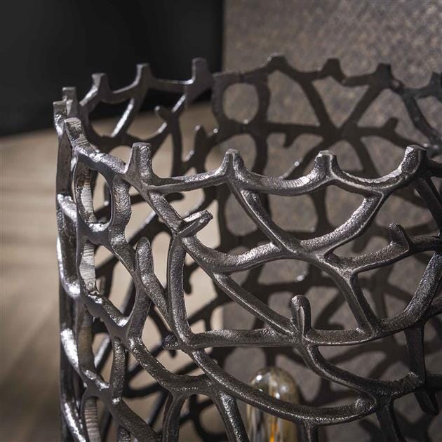 Vue de près du lampadaire en aluminium avec structure ouverte et design élégant.