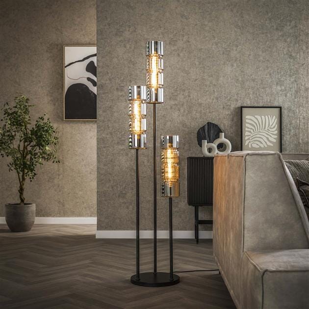 Lampadaire en verre fumé avec source lumineuse LED, créant une ambiance chaleureuse.