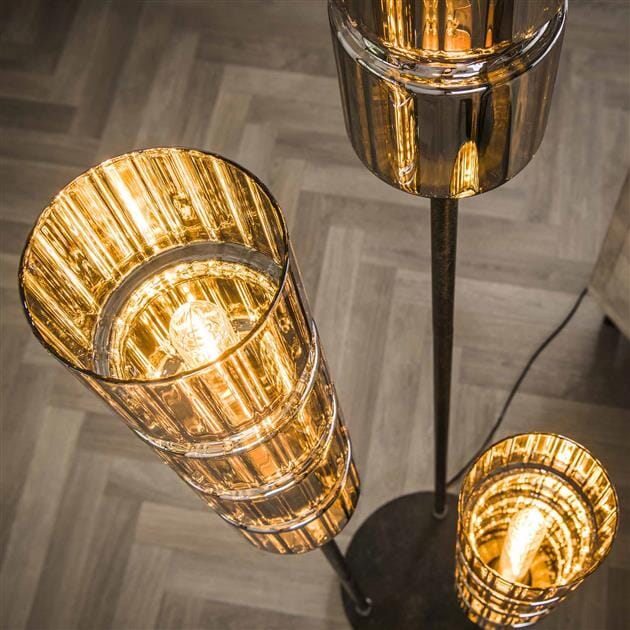 Vue du lampadaire en verre fumé dans un intérieur contemporain.

