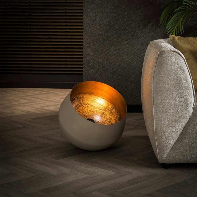 Lampe à poser design en gris naturel avec lumière réfléchie.
