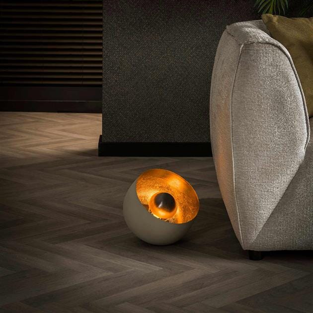 Lampe à poser design en gris naturel avec abat-jour réflecteur.