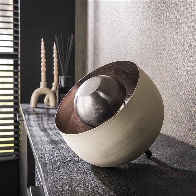 Gros plan de l&#39;abat-jour réflecteur de la lampe à poser industrielle.