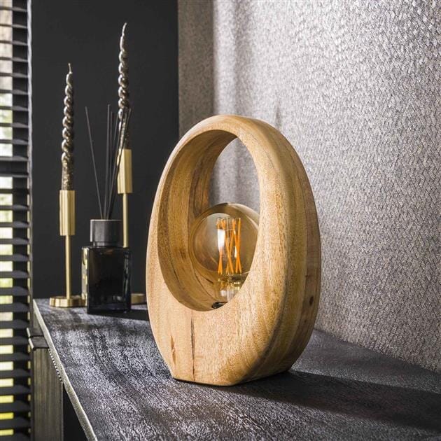 Lampe style industriel sur une table d&#39;appoint dans un salon moderne.