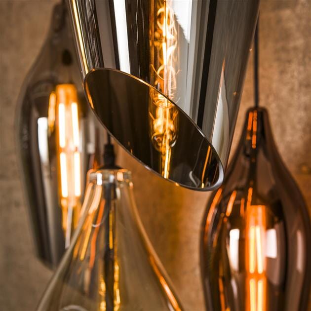 Détail des abat-jours en verre ambre, cuivre, et chrome du luminaire suspendu.