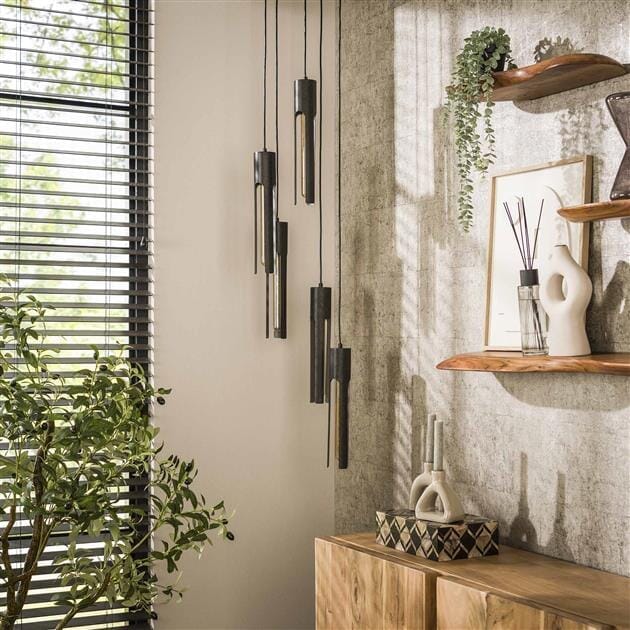 Lustre métal argenté créant une ambiance chaleureuse dans un salon