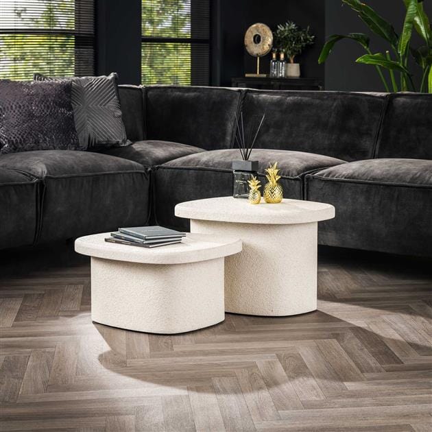 Petite table en marbre avec décoration minimaliste dans un salon lumineux.