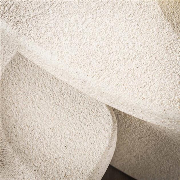 Vue rapprochée de la finition marbre sur une petite table basse.