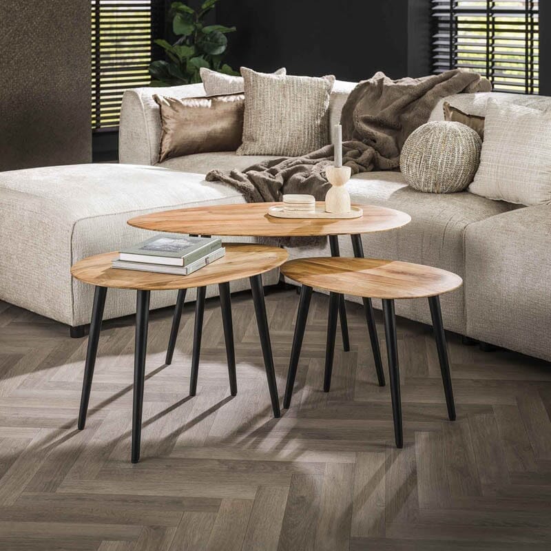 Set de 3 tables d'appoint en bois d'acacia massif, disposées de manière ludique, démontrant leur design italien élégant et leur finition naturelle