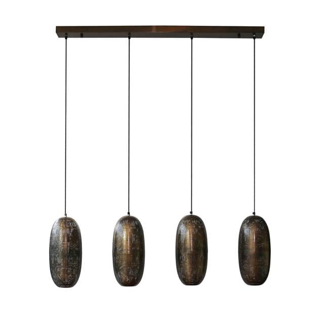 Suspension design avec quatre abat-jours réglables, ajoutant une ambiance chaleureuse.