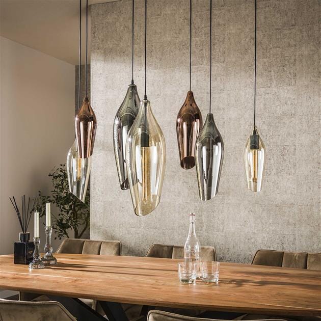 Suspension luminaire en verre coloré, avec 7 abat-jours réglables en hauteur dans un salon moderne.