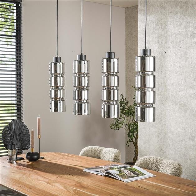 Lampe suspendue en verre design avec finition noire dans un salon contemporain.