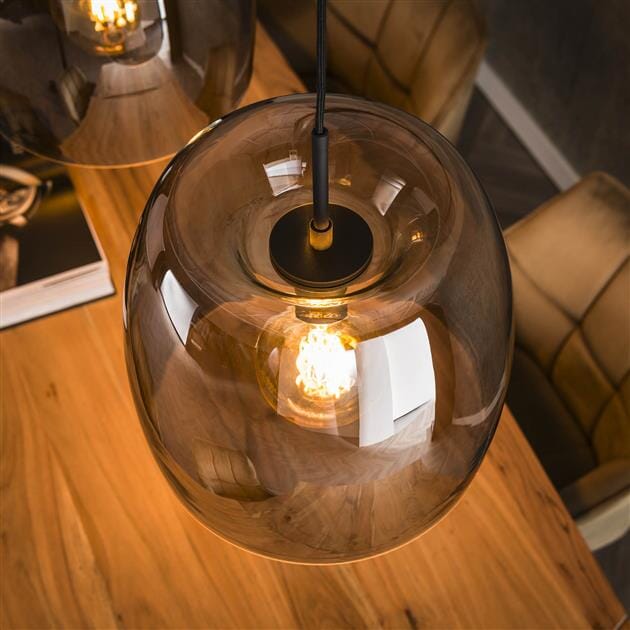 Gros plan sur les abat-jours en verre chromé réglables individuellement.