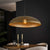 Suspension vintage industriel en métal bronze illuminant une cuisine moderne.