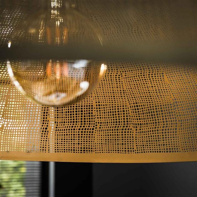 Gros plan sur la finition bronze antique et les détails perforés de la suspension industrielle.