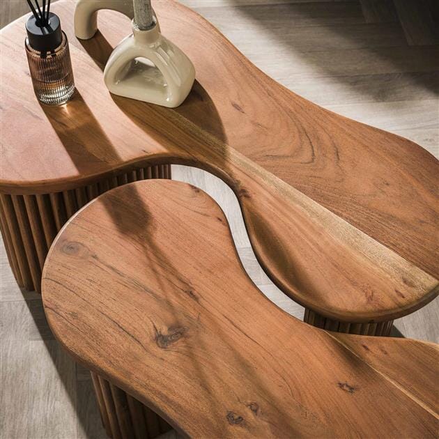 Ensemble de tables basses modernes dans un salon élégant.