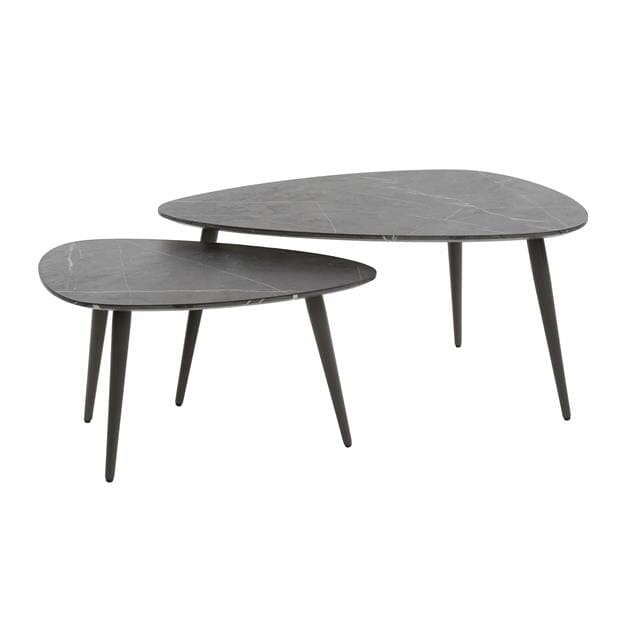 Ensemble de deux tables basses noires au design élégant.