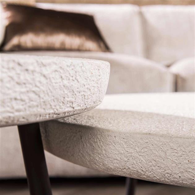 Ensemble des deux tables gigognes en marbre dans un salon moderne.