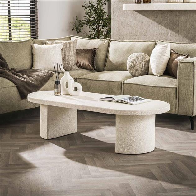  Une table basse rectangulaire avec un plateau en marbre blanc veiné