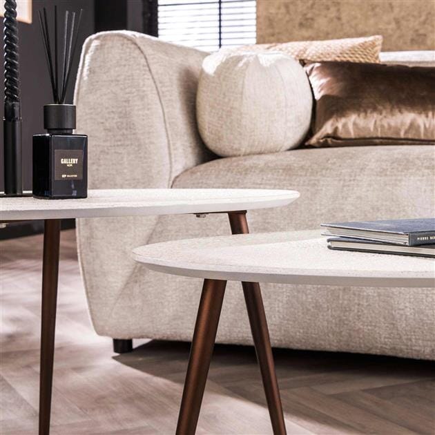 Détail des pieds en acier finition bronze sur les tables basses en marbre.