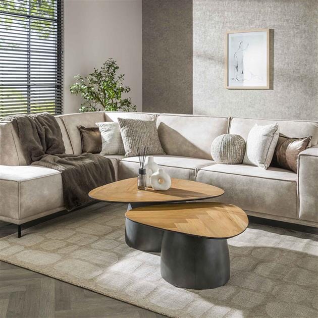 Table basse pied métal dans un salon au style industriel