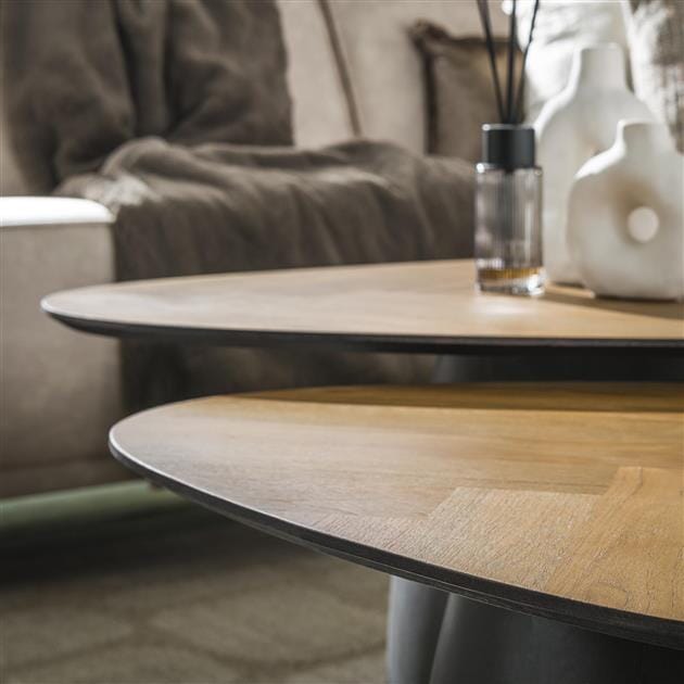 Détail du plateau à chevrons en teck de la table basse