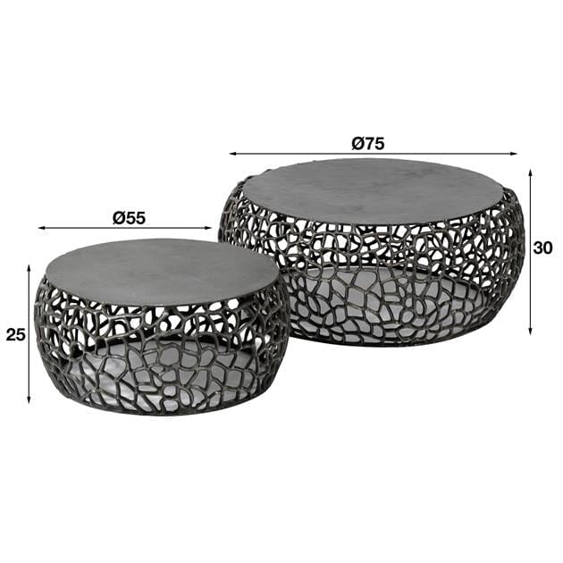 Table basse en métal dans un salon contemporain.
