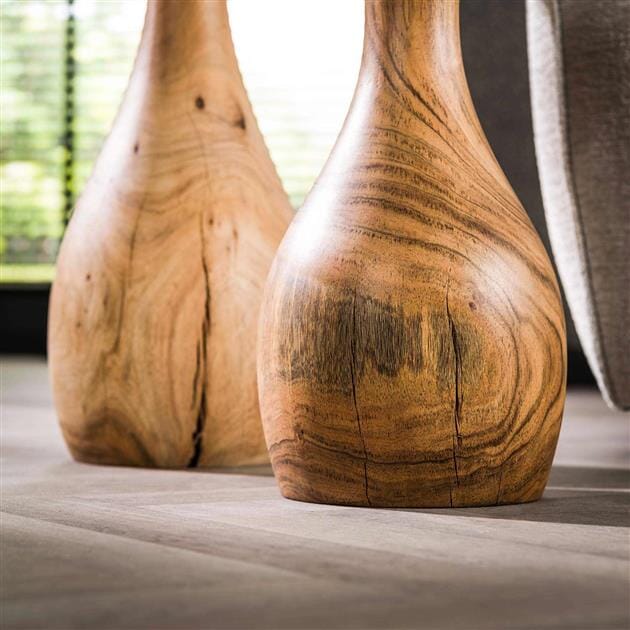 Détail du pied en forme de goutte des tables d&#39;appoint.