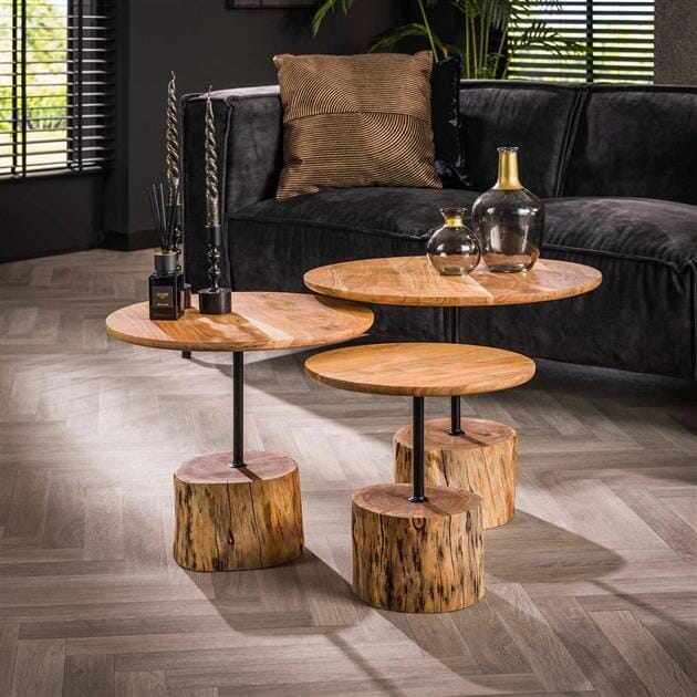 Tables d'appoint avec plateau en bois et base métallique au design tronc d'arbre.