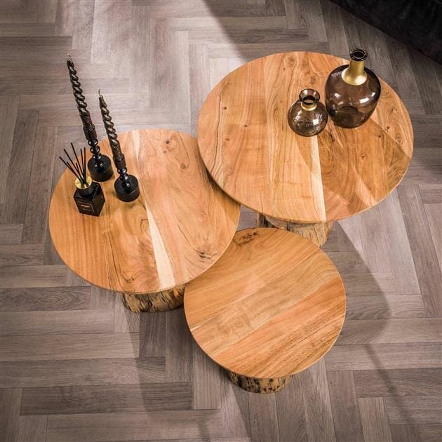 Set de trois tables d&#39;appoint en bois d&#39;acacia massif avec base en métal.