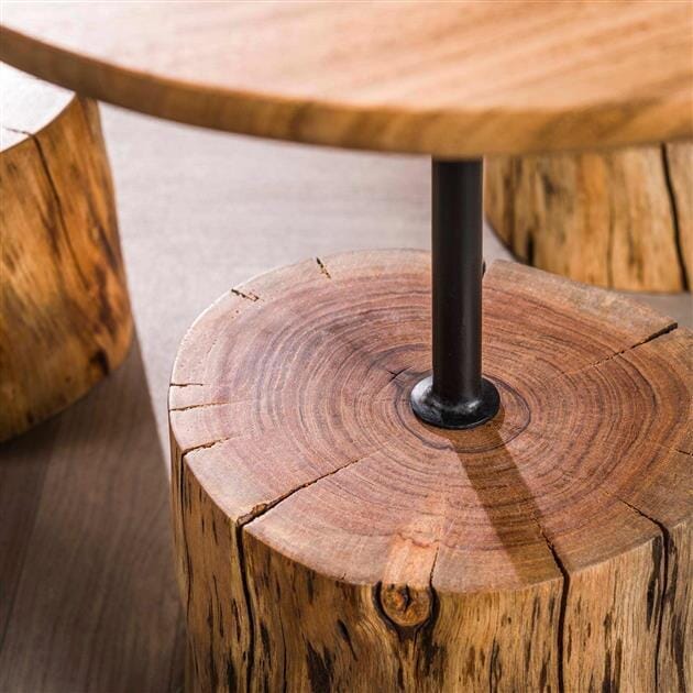 Détail du plateau en bois d&#39;acacia massif des tables d&#39;appoint.