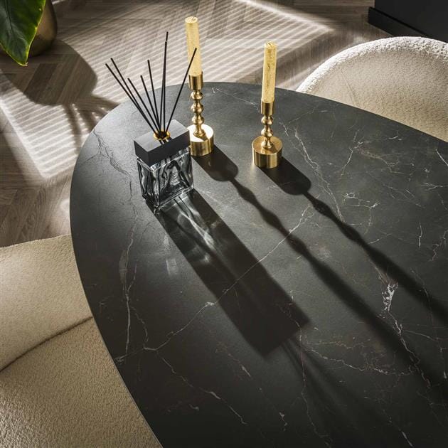 Détail du plateau en céramique élégant et résistant aux rayures.